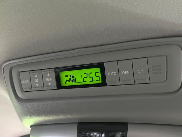 【リアオートエアコン】広い後部座席には必須の機能!風量や温度を自動で調整し前席と同様な車内環境にしてくれるリアオートエアコンを装備。夏の暑さも冬の寒さもストレスなく快適にお過ごしいただけます♪