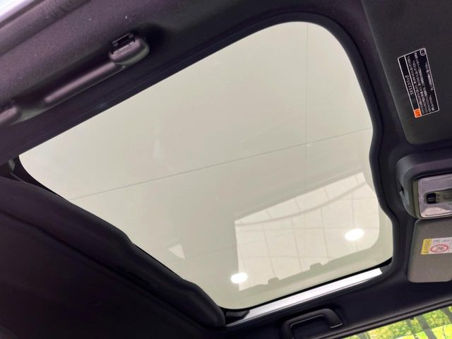 【ガラスルーフ】ガラスルーフ搭載で車内の解放感が一気にアップ!開放的なドライブをお楽しみいただけます。