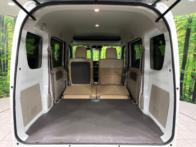 ���i�̂���������ʋ΁A���}���ɏ\���ȉ׎��X�y�[�X���m�ۂ��Ă���܂��B�Z�J���h�V�[�g��|���ƁA�傫�ȉו��̐ύڂ��\�ł���