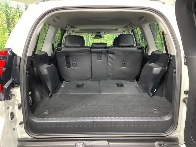 ���i�̂���������ʋ΁A���}���ɏ\���ȉ׎��X�y�[�X���m�ۂ��Ă���܂��B�Z�J���h�V�[�g��|���ƁA�傫�ȉו��̐ύڂ��\�ł���