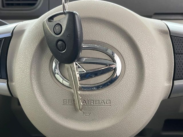 【キーレス】少し離れた場所からでもボタン一つでドアの開錠・施錠ができるのでとっても便利!ドアの鍵穴周りに傷をつけることもありません