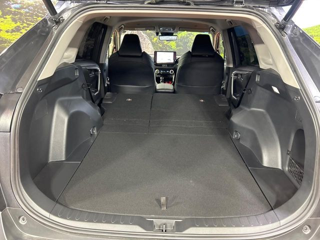 普段のお買い物や通勤、送迎等に十分な荷室スペースを確保しております。セカンドシートを倒すと、大きな荷物の積載も可能です♪