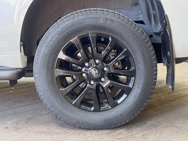 【純正18インチアルミホイール】外観にマッチした純正アルミホイールを装着しております。各種社外アルミホイールや、スタッドレスタイヤも取扱いしております。是非ご相談ください♪
