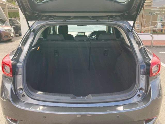 ���i�̂���������ʋ΁A���}���ɏ\���ȉ׎��X�y�[�X���m�ۂ��Ă���܂��B�Z�J���h�V�[�g��|���ƁA�傫�ȉו��̐ύڂ��\�ł���