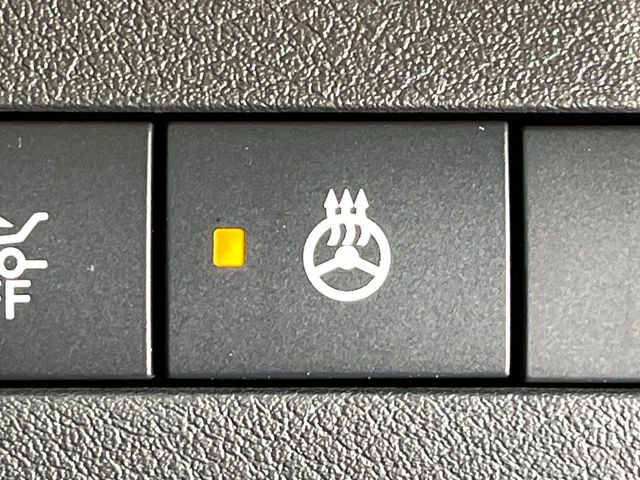 【ステアリングヒーター】冬場に冷たくなりやすい革巻きステアリングを、スイッチ一つで素早く適温に!エアコンよりも早く温まってくれるので、寒い日の運転も快適になりますね♪