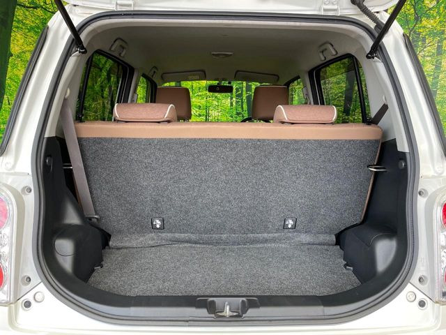 ���i�̂���������ʋ΁A���}���ɏ\���ȉ׎��X�y�[�X���m�ۂ��Ă���܂��B�Z�J���h�V�[�g��|���ƁA�傫�ȉו��̐ύڂ��\�ł���