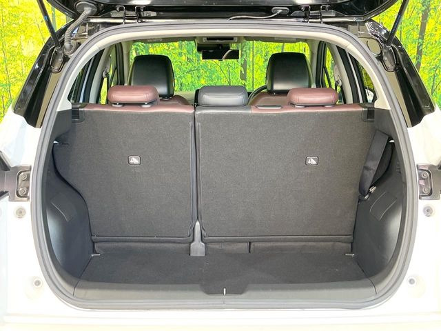 ���i�̂���������ʋ΁A���}���ɏ\���ȉ׎��X�y�[�X���m�ۂ��Ă���܂��B�Z�J���h�V�[�g��|���ƁA�傫�ȉו��̐ύڂ��\�ł���