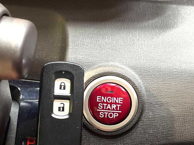 �yHonda�X�}�[�g�L�[�z�J�o����|�P�b�g�ɓ��ꂽ�܂܂ł��h�A�̎{���E�������\�ȃX�}�[�g�L�[�𑕔��B�G���W���̃I���E�I�t�����J�M�����o���K�v����������Ƃ��Ă��֗��ł���