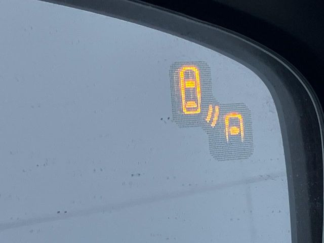 �y�u���C���h�X�|�b�g���j�^�����O�z���s���A�h�A�~���[�̎��p�ɂȂ�₷���ӏ��Ɍ㑱�Ԃ��ڋ߂���ƃT�C�h�~���[�t�߂Ɍx����\���A�h���C�o�[�ɒ��ӊ��N�����Ă���܂��B