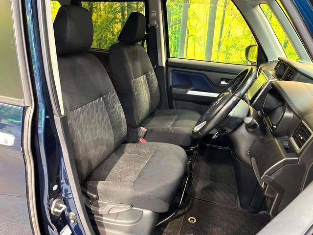 運転席まわりには十分なスペースがあり、大柄な方でもゆったり運転していただける環境です。