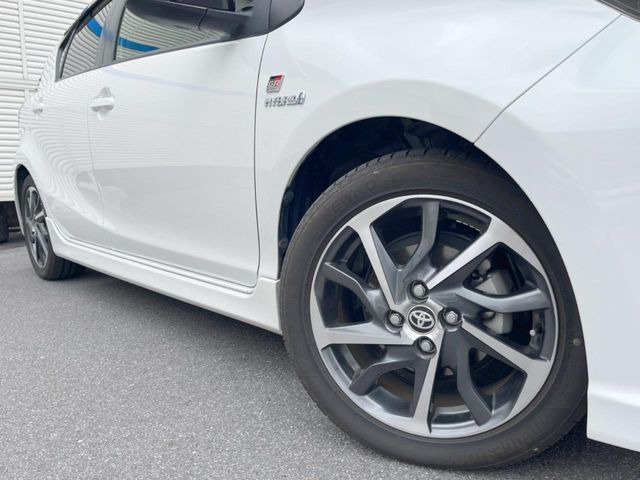 【純正オプション16インチアルミホイール】純正オプションホイールを装着。走行性能の向上に加え、外観もよりスタイリッシュになっています。