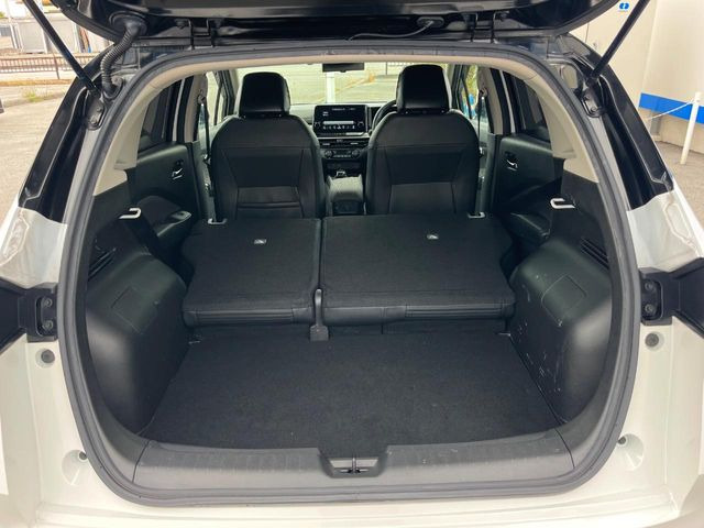 ���i�̂���������ʋ΁A���}���ɏ\���ȉ׎��X�y�[�X���m�ۂ��Ă���܂��B�Z�J���h�V�[�g��|���ƁA�傫�ȉו��̐ύڂ��\�ł���