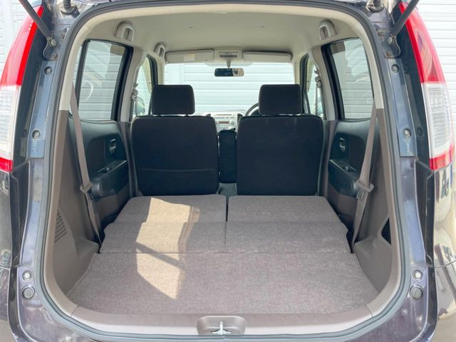 ���i�̂���������ʋ΁A���}���ɏ\���ȉ׎��X�y�[�X���m�ۂ��Ă���܂��B�Z�J���h�V�[�g��|���ƁA�傫�ȉו��̐ύڂ��\�ł���