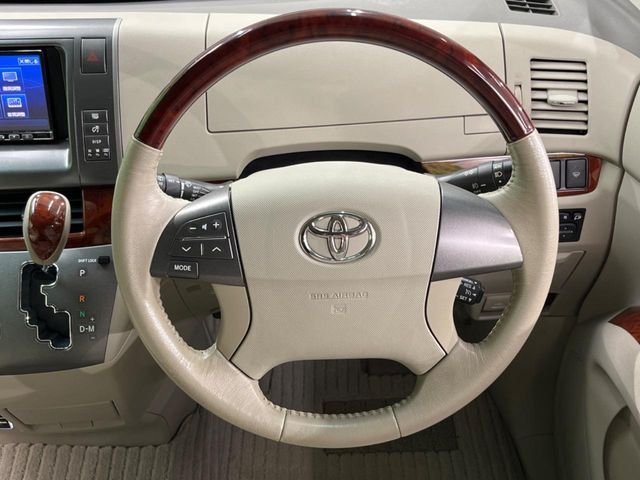 �C���e���A�ɍ��킹���f�U�C���̃X�e�A�����O�́A�^�]�������̂��Ƃ��l���A�^�]���₷���`��A�傫���ł��B�����x�A���ۂɐG���Ă��m���߂��������B