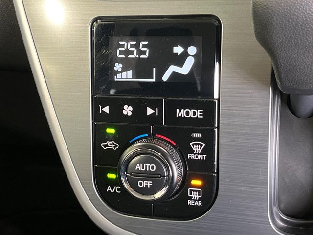 【オートエアコン】一度お好みの温度に設定すれば、車内の温度を検知し風量や温度を自動で調整。暑い&hellip;寒い&hellip;と何度もスイッチ操作をする必要はありません。快適な車内空間には必須の機能ですね♪