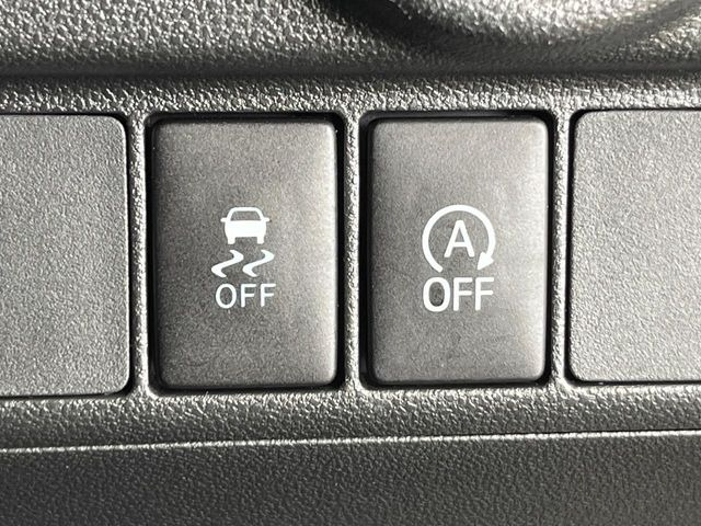 【アイドリングストップ】赤信号や渋滞で停車した際にエンジンを停止し、無駄な燃料の消費を抑えます。燃費向上や環境保護につなげる機能♪エンジンはブレーキを離せば再始動します。