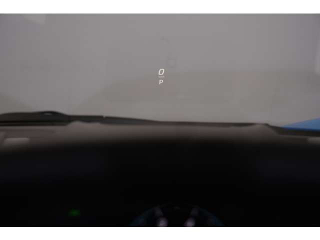 HUD�́A�����ړ����ŏ����ɗ}���A���S���Ɨ��֐��𗼗����������ł��B�t�����g�K���X��ɑ��x��i�r�Q�[�V�������A�x���\���Ȃǂ�N���ɓ��e�B�h���C�o�[�͓��H����ڂ𗣂����ɕK�v�ȏ����u���Ɋm�F�ł��܂��B