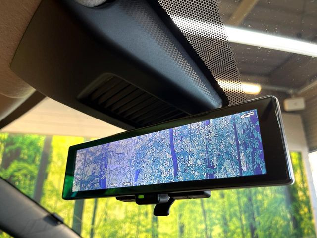 【インテリジェントルームミラー】後席の大きな荷物や同乗者で後方が確認しづらい時でも安心!カメラが撮影した車両後方の映像をルームミラー内に表示。クリアな視界で状況の確認が可能です!