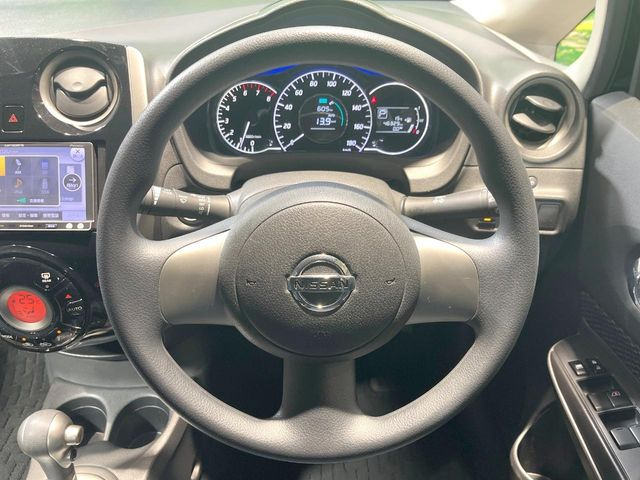 �C���e���A�ɍ��킹���f�U�C���̃X�e�A�����O�́A�^�]�������̂��Ƃ��l���A�^�]���₷���`��A�傫���ł��B�����x�A���ۂɐG���Ă��m���߂��������B