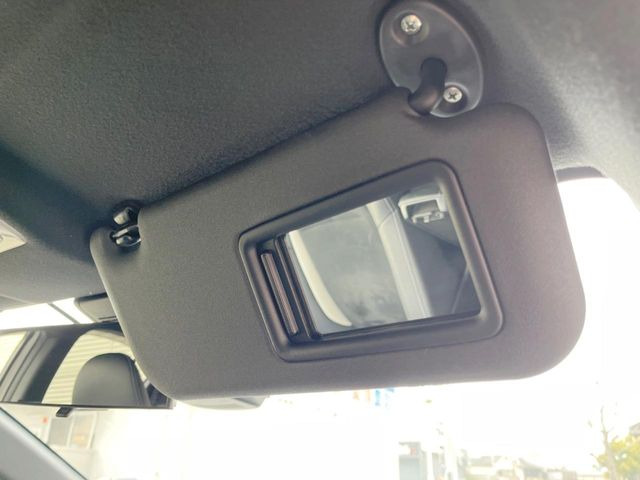 【バニティミラー】サンバイザー裏に設置されたミラーで身だしなみチェック!ちょっとしたメイク直しにも活躍します♪