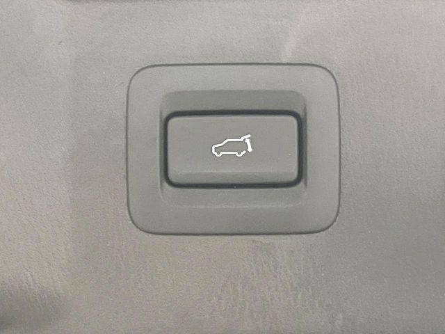 【パワーバックドア】スマートキーや運転席のボタンを押すだけでリアゲートが自動で開閉します!荷物を持っている時や、高い位置にあるバックドアを閉める際に便利な機能です♪