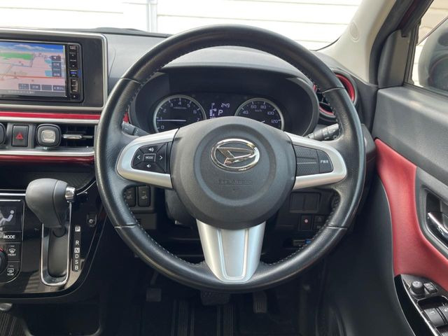 �C���e���A�ɍ��킹���f�U�C���̃X�e�A�����O�́A�^�]�������̂��Ƃ��l���A�^�]���₷���`��A�傫���ł��B�����x�A���ۂɐG���Ă��m���߂��������B