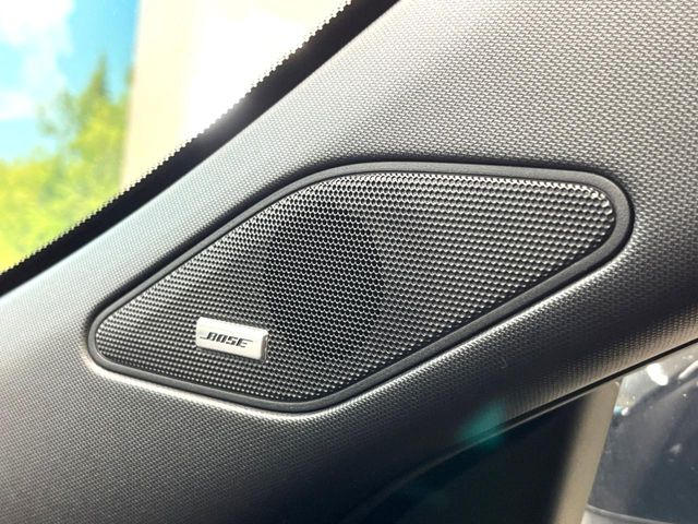 �yBOSE�T�E���h�V�X�e���z���[�J�[�I�v�V�����̍��i�ʃT�E���h�V�X�e���𓋍ځB��p�̃`���[�j���O���{���ꂽ�召�l�X�ȃX�s�[�J�[����ǎ��ȃT�E���h���t�ł��A�Տꊴ���ӂ�鉹����Ԃ����o���܂��B