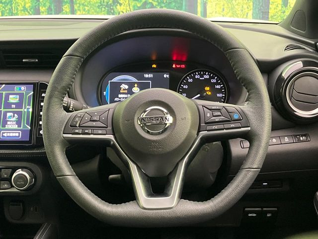 �C���e���A�ɍ��킹���f�U�C���̃X�e�A�����O�́A�^�]�������̂��Ƃ��l���A�^�]���₷���`��A�傫���ł��B�����x�A���ۂɐG���Ă��m���߂��������B