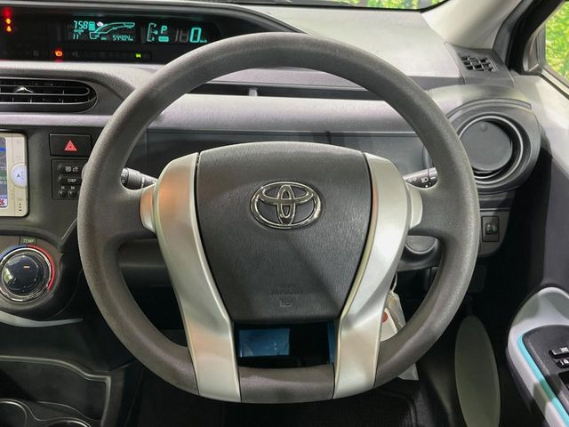 �C���e���A�ɍ��킹���f�U�C���̃X�e�A�����O�́A�^�]�������̂��Ƃ��l���A�^�]���₷���`��A�傫���ł��B�����x�A���ۂɐG���Ă��m���߂��������B