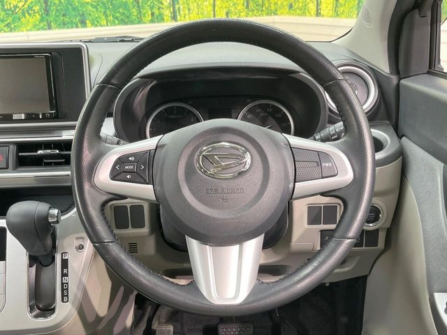 �C���e���A�ɍ��킹���f�U�C���̃X�e�A�����O�́A�^�]�������̂��Ƃ��l���A�^�]���₷���`��A�傫���ł��B�����x�A���ۂɐG���Ă��m���߂��������B