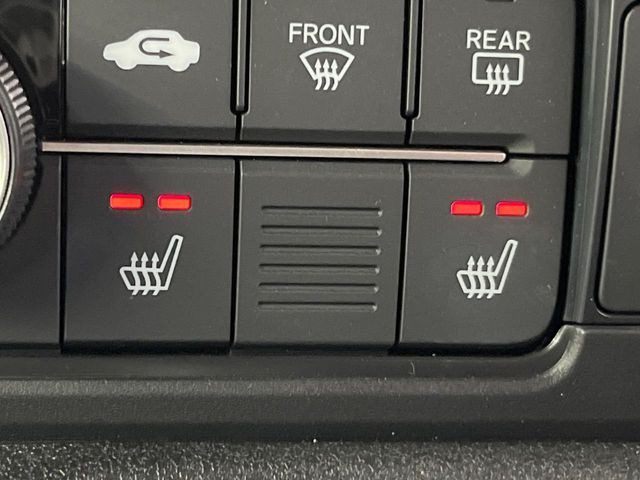 【シートヒーター】寒い日に重宝するシートヒーター!エアコンより早く温まってくれるので寒がりの人も安心ですね♪エアコンの温風は乾燥するから苦手、という方にもをおすすめです。