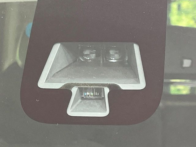 �y�G�}�[�W�F���V�[�u���[�L�z���s���ɑO���̎ԗ�����F�����A�Փ˂������Ȏ��͌x��ƃu���[�L�ŏՓˉ���Ɣ�Q�y�����A�V�X�g�B�����S�Ƀh���C�u�����y���݂��������܂��B