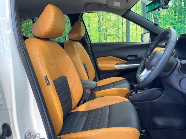 【合皮レザーシート】汚れのふき取りが容易でメンテナンスもが簡単な、機能性に優れる合成皮革を採用した上質なシートです。座り心地もよく、高級感あふれる心地良い車内空間を演出してくれます。