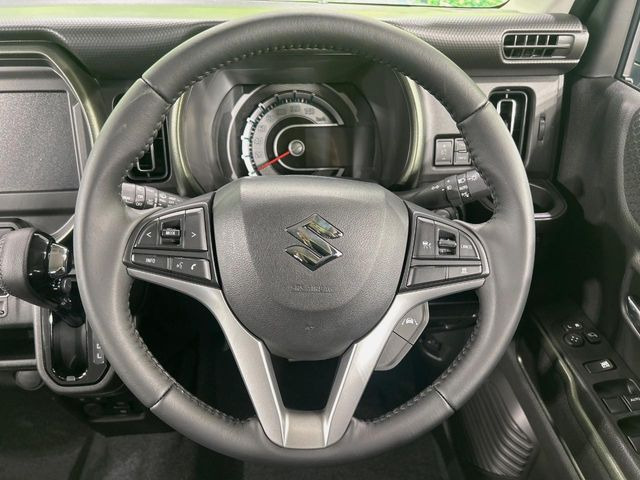 �C���e���A�ɍ��킹���f�U�C���̃X�e�A�����O�́A�^�]�������̂��Ƃ��l���A�^�]���₷���`��A�傫���ł��B�����x�A���ۂɐG���Ă��m���߂��������B