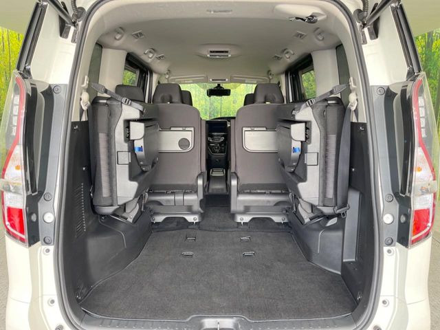 後席を格納すると、これだけの広さが!シーンに合わせたシートアレンジで、大きな荷物も積むことが出来ます♪