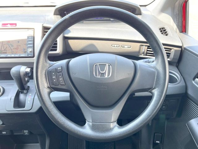 ステアリングも使用感が少なく、きれいな状態となっております♪