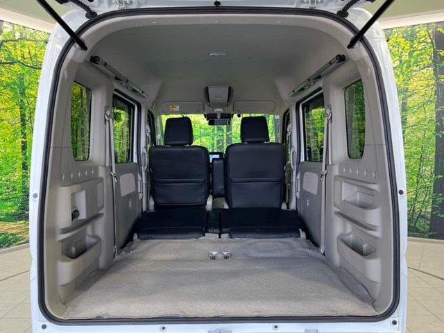 ���i�̂���������ʋ΁A���}���ɏ\���ȉ׎��X�y�[�X���m�ۂ��Ă���܂��B�Z�J���h�V�[�g��|���ƁA�傫�ȉו��̐ύڂ��\�ł���