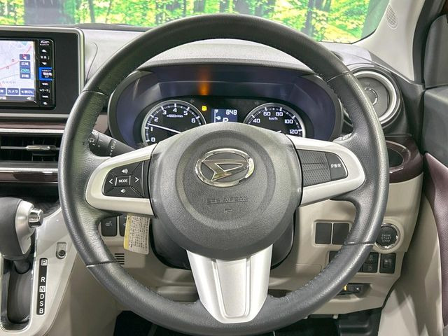 �C���e���A�ɍ��킹���f�U�C���̃X�e�A�����O�́A�^�]�������̂��Ƃ��l���A�^�]���₷���`��A�傫���ł��B�����x�A���ۂɐG���Ă��m���߂��������B