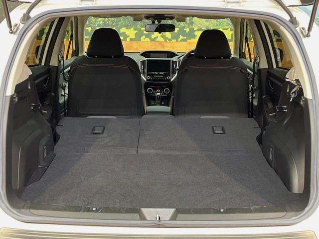 ラゲッジルームは、大容量のスペースを確保。普段のお買い物からレジャーまで、幅広く活躍してくれます!また、リアシートを倒すことでバリエーション豊かにお使いいただけます。