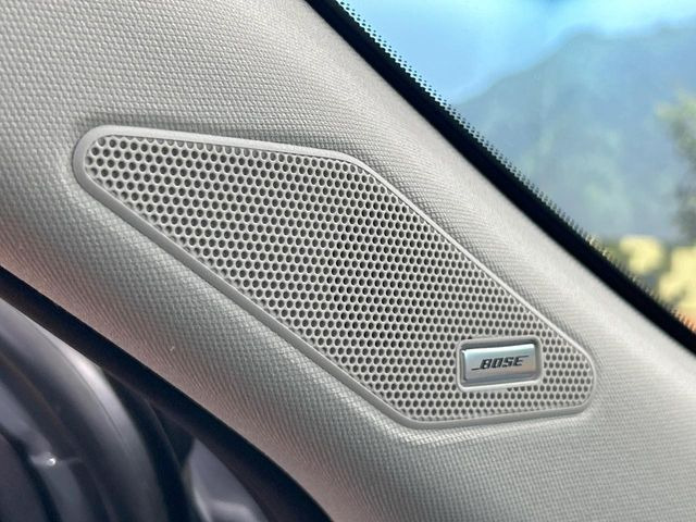 �yBOSE�T�E���h�V�X�e���z���i�ʃT�E���h�V�X�e���𓋍ځB��p�̃`���[�j���O���{���ꂽ�召�l�X�ȃX�s�[�J�[����ǎ��ȃT�E���h���t�ł��A�Տꊴ���ӂ�鉹����Ԃ����o���܂��B