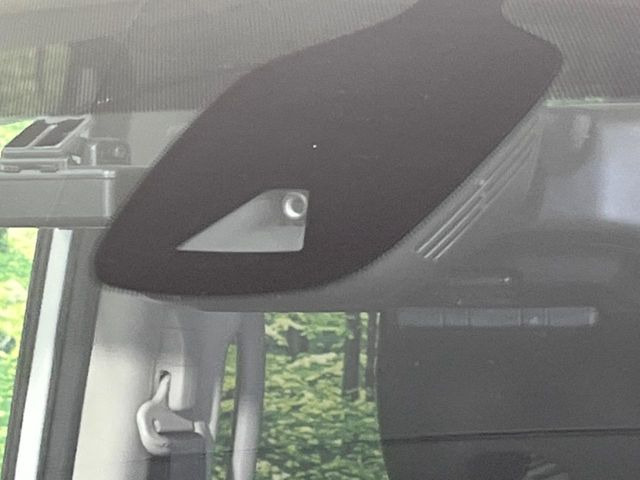 【エマージェンシーブレーキ】走行中に前方の車両等を認識し、衝突しそうな時は警報とブレーキで衝突回避と被害軽減をアシスト。より安全にドライブをお楽しみいただけます。