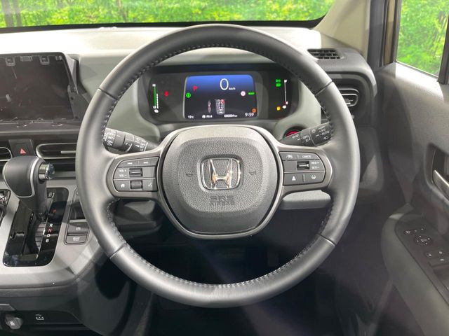 �C���e���A�ɍ��킹���f�U�C���̃X�e�A�����O�́A�^�]�������̂��Ƃ��l���A�^�]���₷���`��A�傫���ł��B�����x�A���ۂɐG���Ă��m���߂��������B