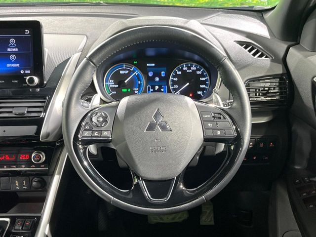 �C���e���A�ɍ��킹���f�U�C���̃X�e�A�����O�́A�^�]�������̂��Ƃ��l���A�^�]���₷���`��A�傫���ł��B�����x�A���ۂɐG���Ă��m���߂��������B