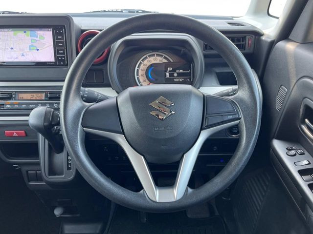 �C���e���A�ɍ��킹���f�U�C���̃X�e�A�����O�́A�^�]�������̂��Ƃ��l���A�^�]���₷���`��A�傫���ł��B�����x�A���ۂɐG���Ă��m���߂��������B