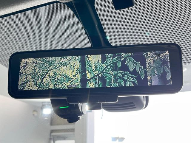 【インテリジェントルームミラー】後席の大きな荷物や同乗者で後方が確認しづらい時でも安心!カメラが撮影した車両後方の映像をルームミラー内に表示。クリアな視界で状況の確認が可能です!