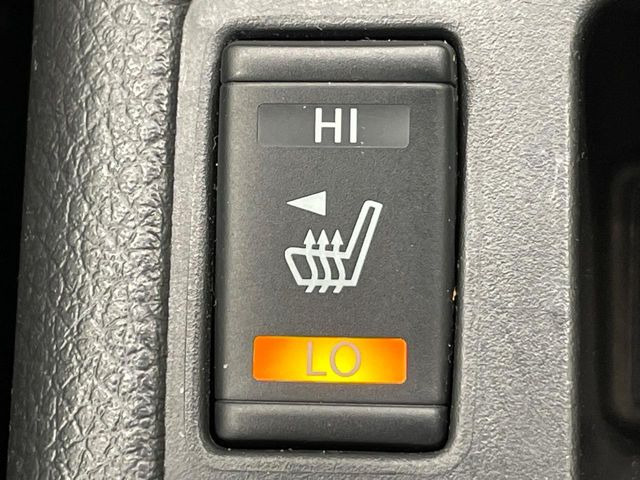 【シートヒーター】寒い日に重宝するシートヒーター!エアコンより早く温まってくれるので寒がりの人も安心ですね♪エアコンの温風は乾燥するから苦手、という方にもをおすすめです。