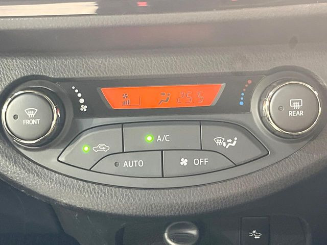 【オートエアコン】一度お好みの温度に設定すれば、車内の温度を検知し風量や温度を自動で調整。暑い&hellip;寒い&hellip;と何度もスイッチ操作をする必要はありません。快適な車内空間には必須の機能ですね♪