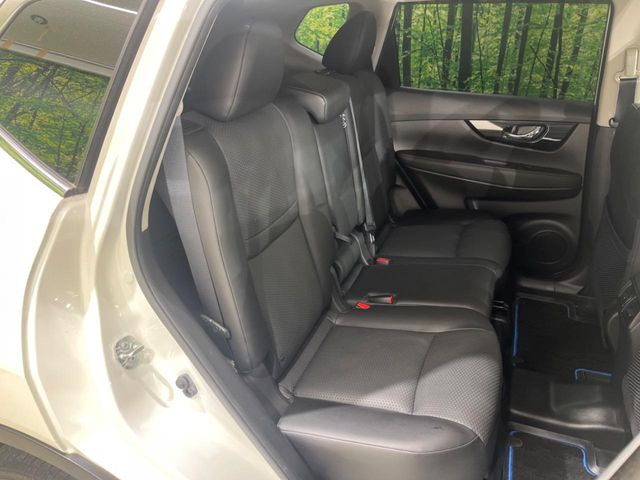 後部座席も気になるようなキズ・汚れやへたり等、大きなダメージはなく、良好な状態です。