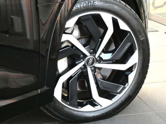 Q8スポーツバック e-tron55 クワトロ Sライン 4WD