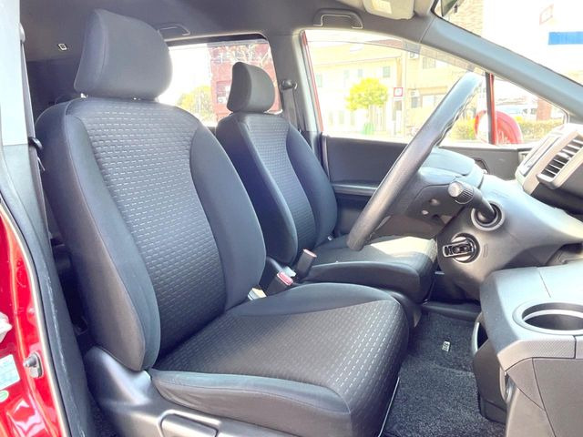 運転席シート廻りは使用感も少なく、良好な状態となっています。前オーナー様が丁寧に使っていたことがよくわかりますね。